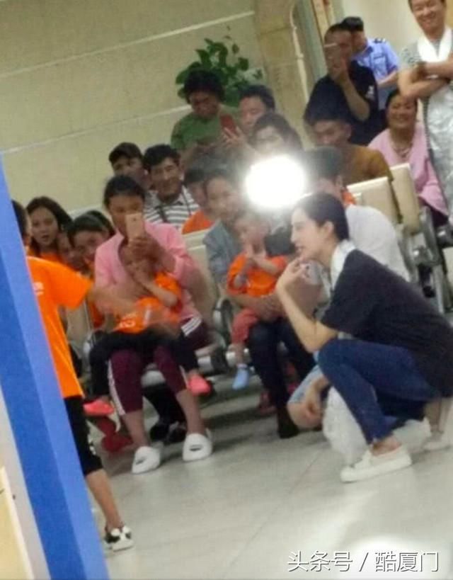 网曝范冰冰被抓关在看守所，本尊现身医院探望患病儿童力破谣言