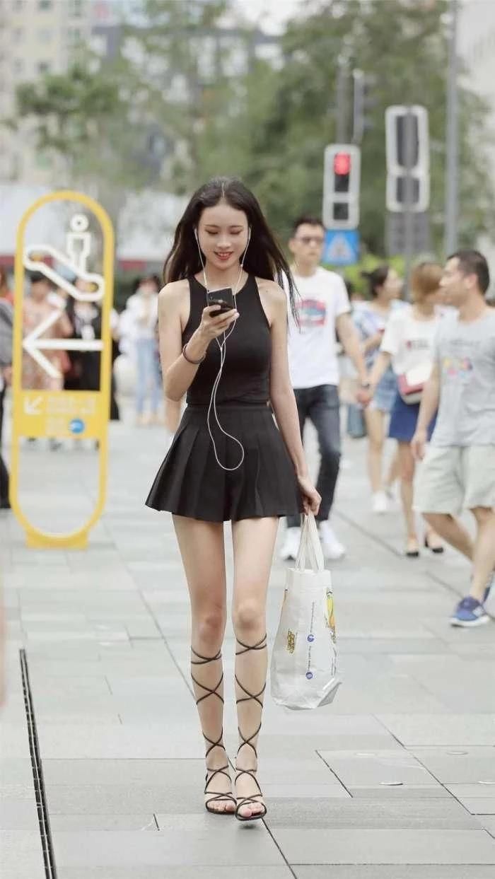 东莞街拍 小姐姐身穿一条蕾丝小飞袖连衣裙，图二女人味十足!