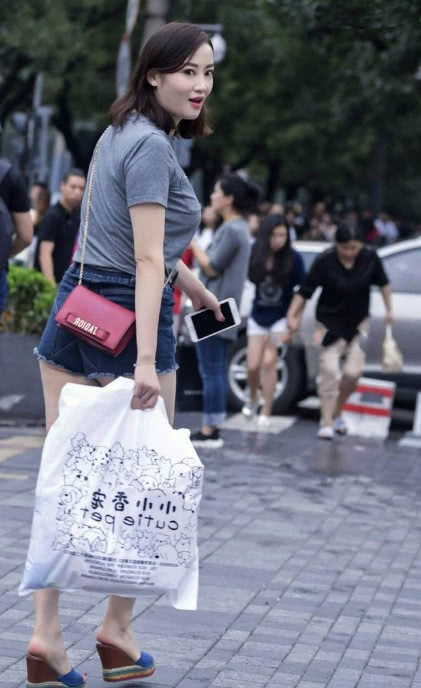 丰满小姐姐短裤穿搭尽显凹凸有致的好身材，前凸后翘成熟妩媚