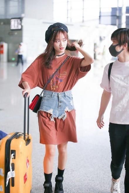 黄婷婷为了抢眼，居然在T恤裙上穿个牛仔短裤，网友:厉害了