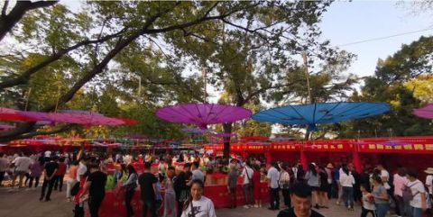 今年的国庆假期 长城外滩西湖全变“人粥”