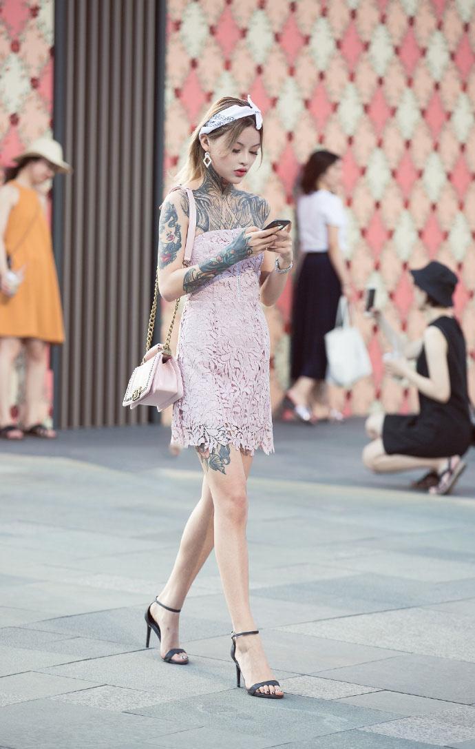 街拍短裙热裤的白皙大长腿美女姐姐