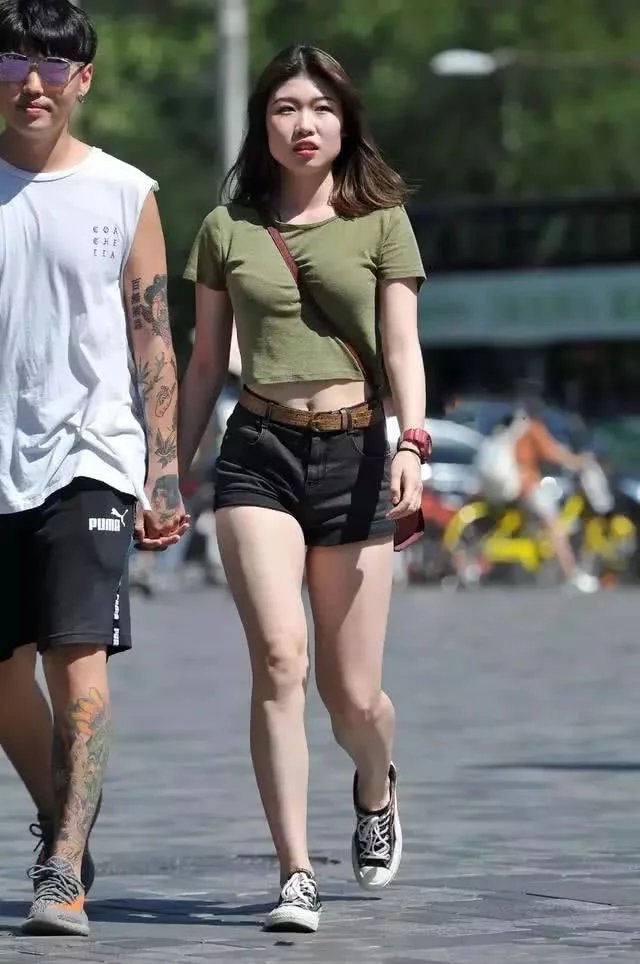 街拍：提着单肩包的小姐姐，身材不好挤不出来啊！