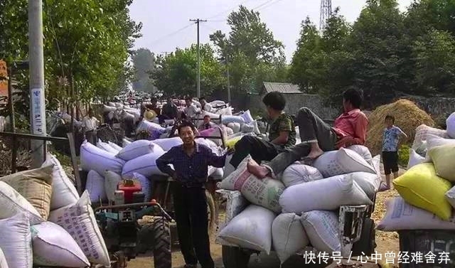  硬撑@一个笑领退休金，一个硬撑去种地，养老双标准，农民的苦谁