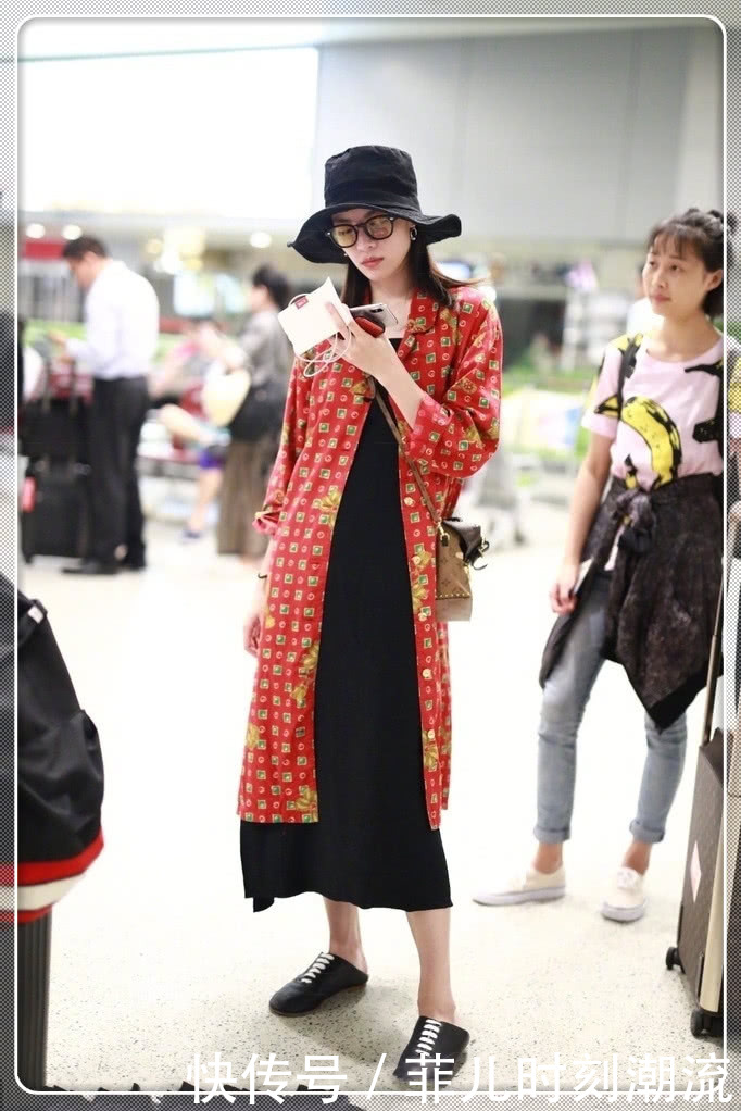 钟楚曦机场秀越来越潮了！阔腿裤都能穿成这样，网友：真服了！