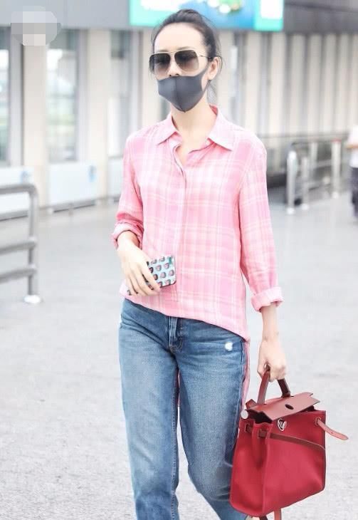 王鸥大意了，本想穿粉色衬衫装下嫩，却意外凹成了老大妈!