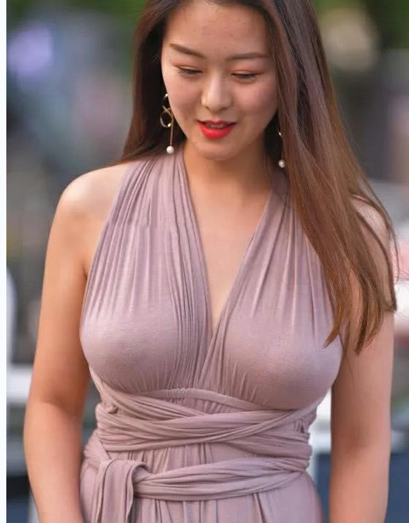 性感小姐姐V连衣裙大秀丰满上围，衣服都了兜不住了，很有风味吸