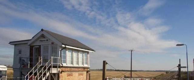  #挥手#世界上最“孤独”的火车站，一年只有12名乘客，火车挥手