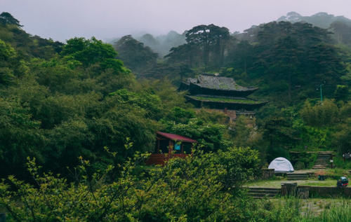 与黄山并称“姐妹山”的景点，景色超黄山，却是当地最低调的山