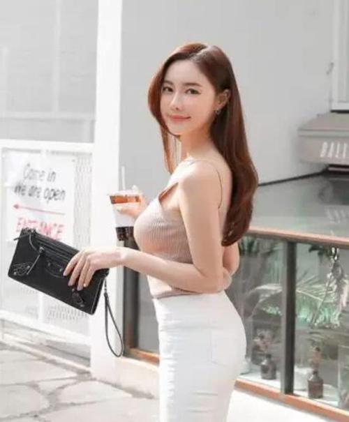 白色牛仔裤美女气质高贵，令人倾心沉醉！