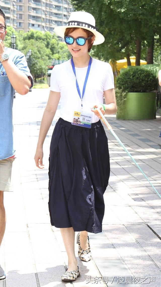 36岁孙俪一身潮流搭配现身机场，网友：袜子这样都敢穿，我是怂了