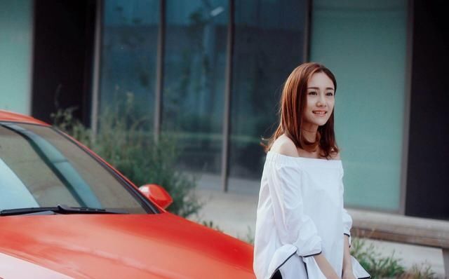 掐指一算，刘芸的一字肩秋季一准流行，够美的！