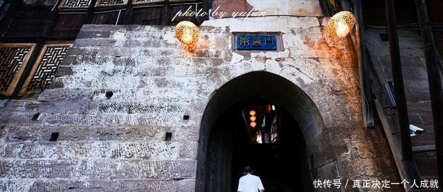 三面环水的古堡, 不通公路的古镇, 竟然没有一栋现代建筑