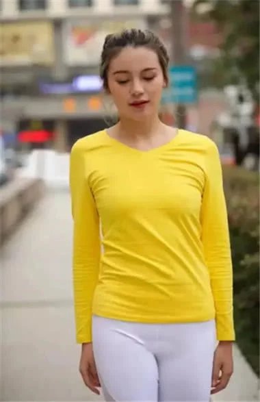 马尾辫小姐姐身穿白色运动紧身裤显出曲线身材，会搭配才能更显美