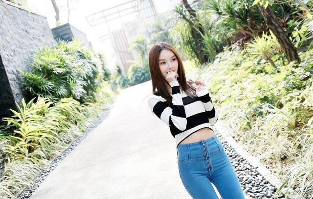 清纯可爱的牛仔裤美女，非常有魅力，回头率十足