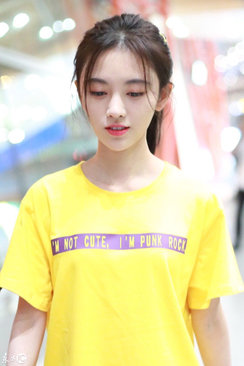 鞠婧祎现身北京机场 身穿时尚T恤搭配短裤大秀美腿