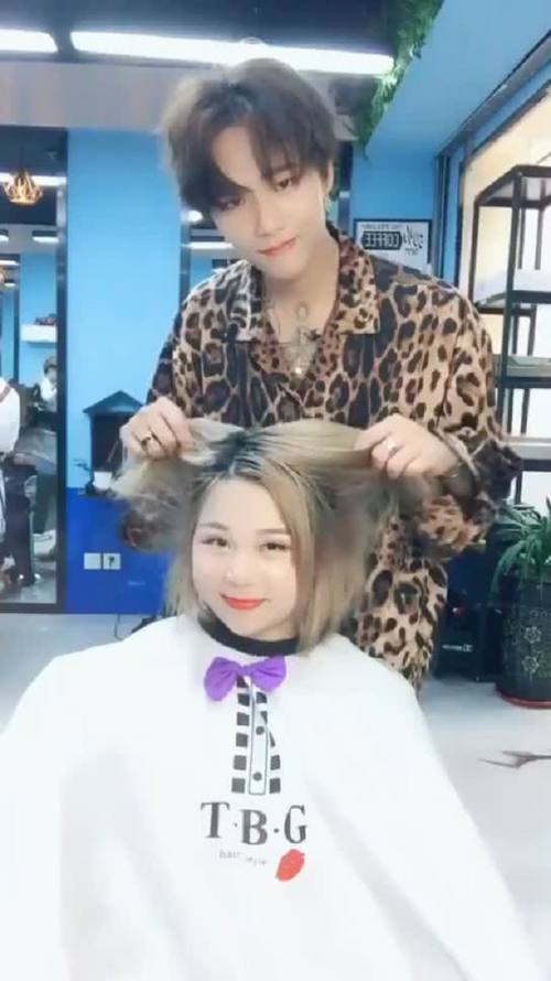 微胖的短发村姑去理发店换发型，接上长发后秒变气质女神