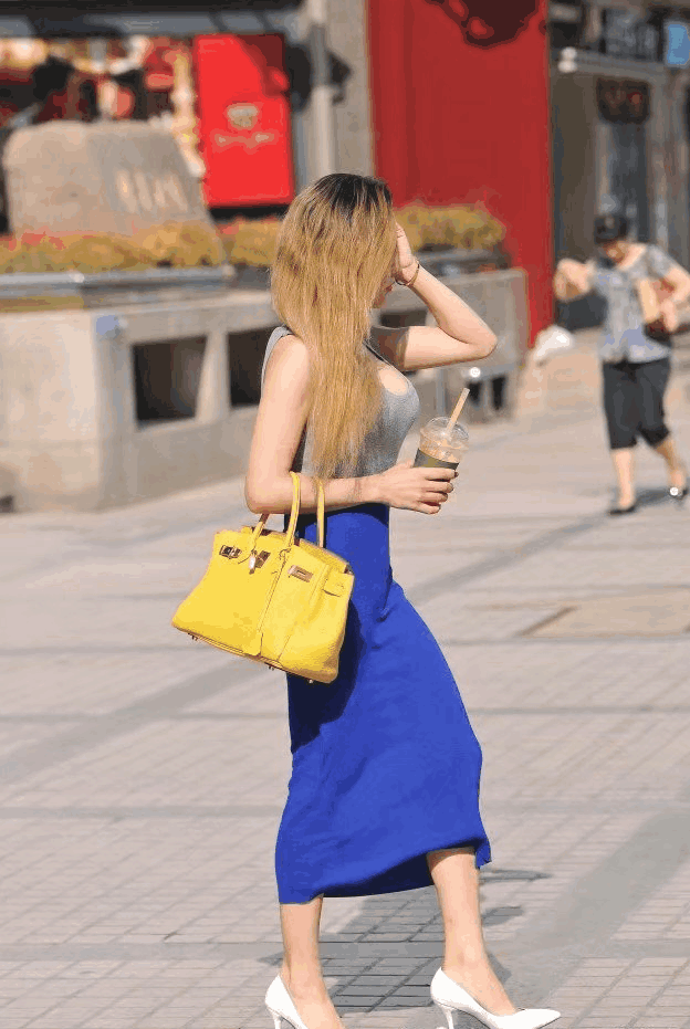 街拍: 侧颜杀! 小姐姐这身材搭配紧身裙堪称完美, 回头率特别高