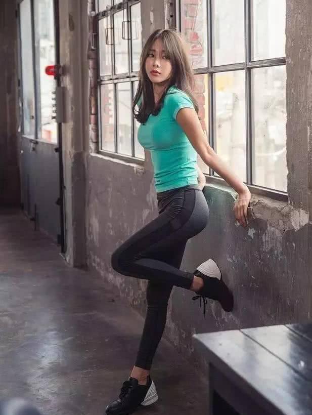 气质甜美的打底裤美女，格外靓丽，释放年轻的魅力！