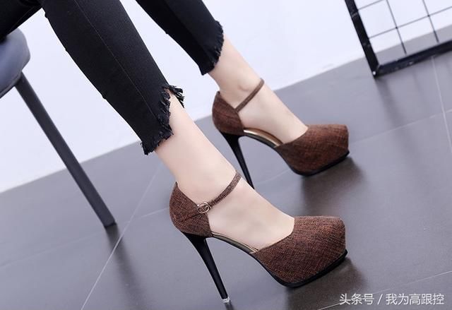 内置防水台与一字扣搭配的性感高跟鞋，即高挑又性感