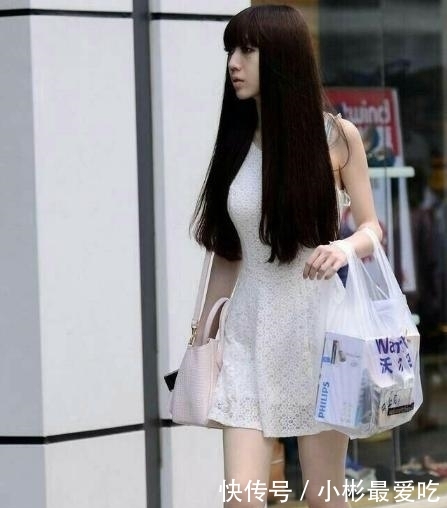  『高冷』街拍：同样的服装穿在高冷美女身上，吸睛效果就是好