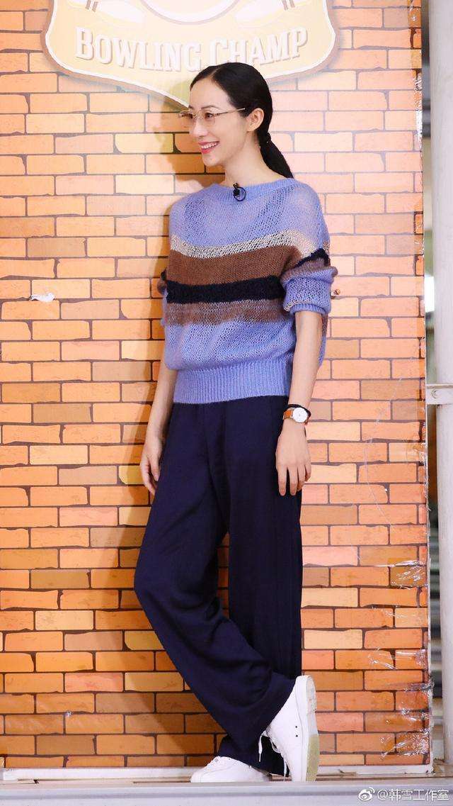 鞠婧祎真厉害! 穿的牛仔短裤好多绳子捆绑 网友: 勒得不疼吗?