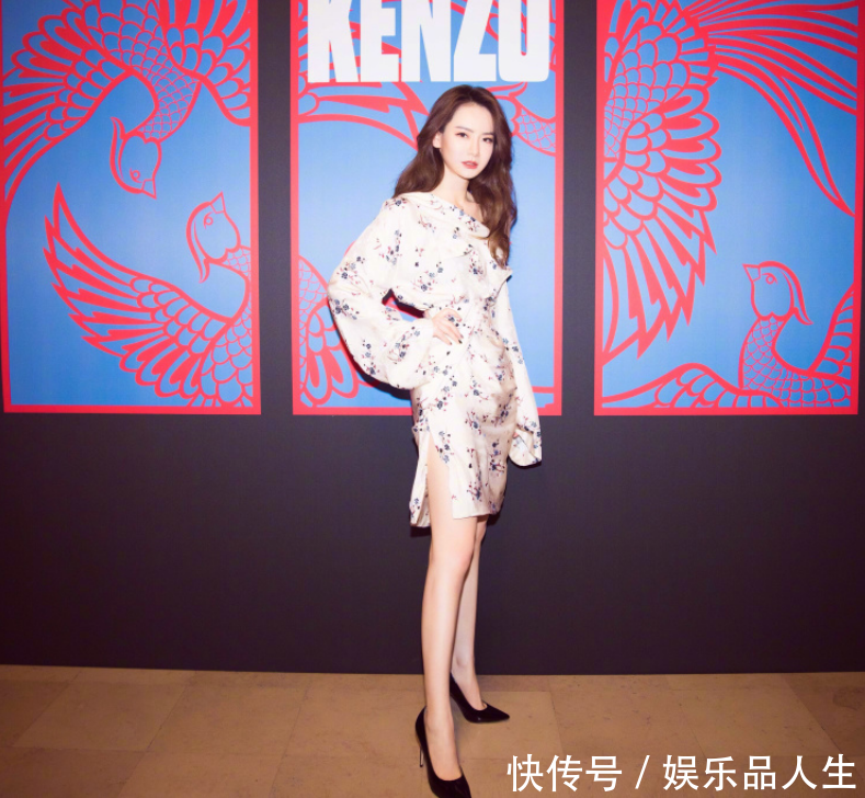 戚薇一袭碎花开叉裙亮相，尽显迷人大长腿，网友：这身材好到逆天