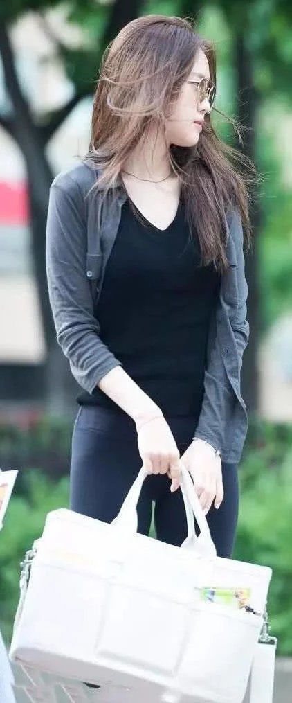 气质女神运动紧身裤外穿，黑色紧身裤包裹着玲珑有致的身躯，有种