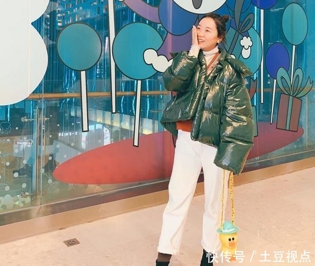 时髦■小脚裤配短靴不流行了,2020年流行这条“裤子”配短靴,保暖时髦