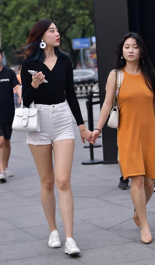  闺蜜|和闺蜜同行，时尚穿搭少不了，让气质更显靓丽自信