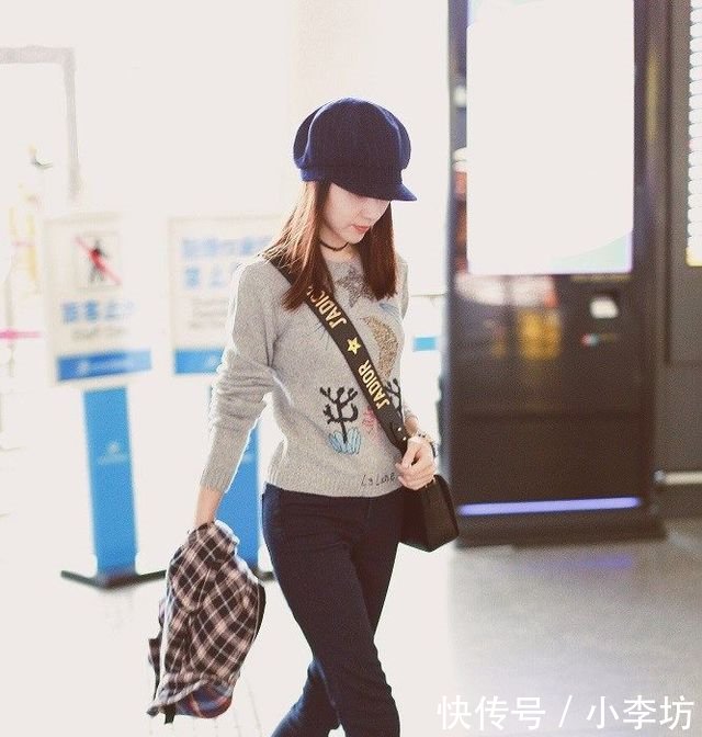 38岁董洁素颜现身机场，皮衣搭配百褶裙，网友还是那么清纯！