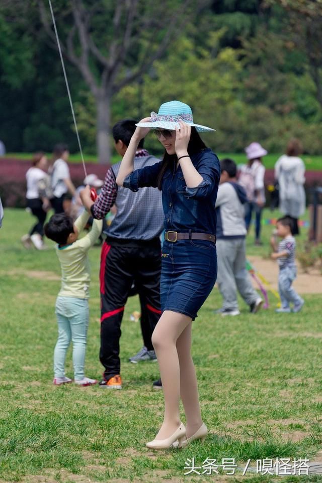 美脚搭配尖头高跟鞋，秀出白皙的大长腿，提升气质