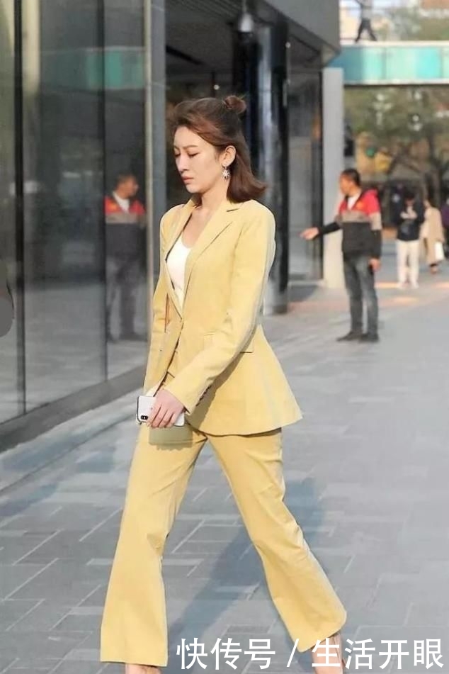 穿着:黄色西装搭配尖头细高跟鞋,由内而外散发出一种优雅的魅力
