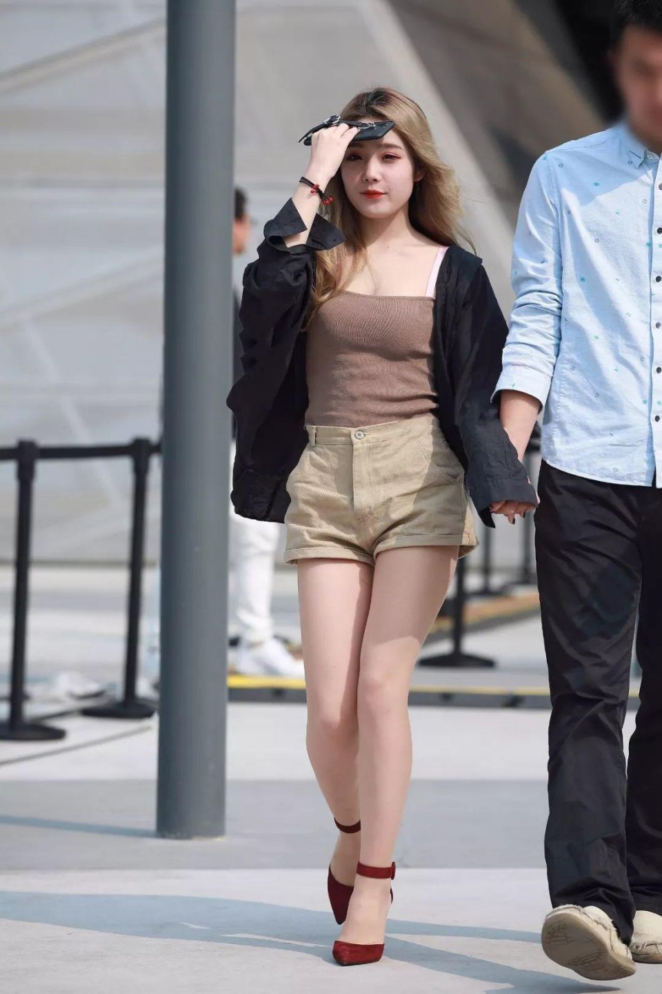 深圳街拍 身材微丰满，肤色白皙迷人的性感甜美可爱美女