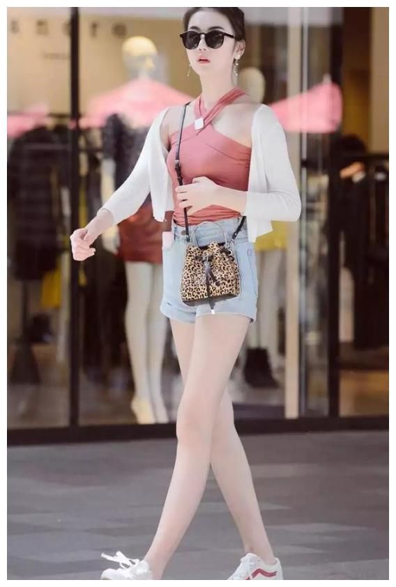 街拍：俏丽清凉的小姐姐，展现青春活泼的气息