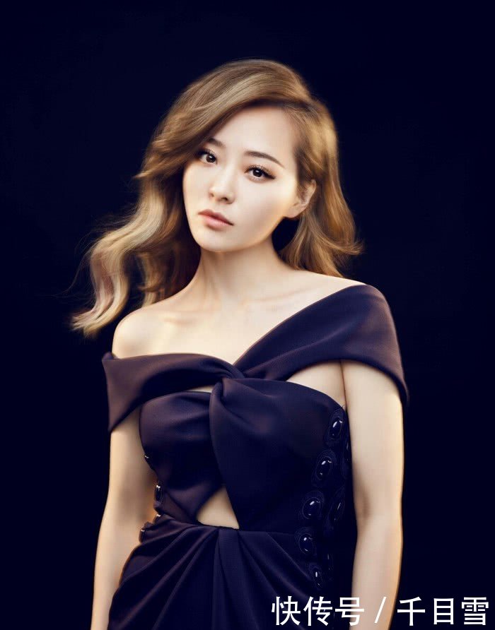 张靓颖出席活动太大胆，裙子开叉都要开到腰，下半身有亮点！