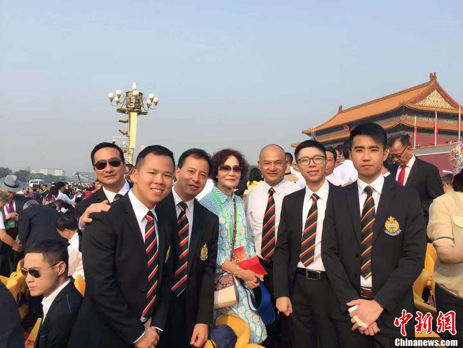  「sir」刘sir和同事“打卡”观礼现场