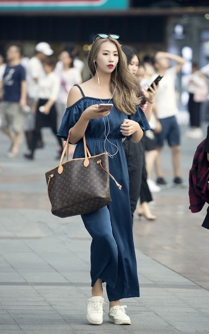 街拍，时尚连衣裙美女身材都很棒!