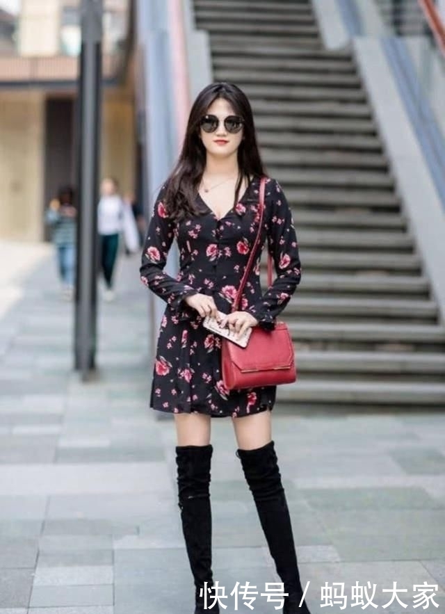  气质■街拍：笑容甜美的美女，一件白色的连衣裙，时尚气质好身材
