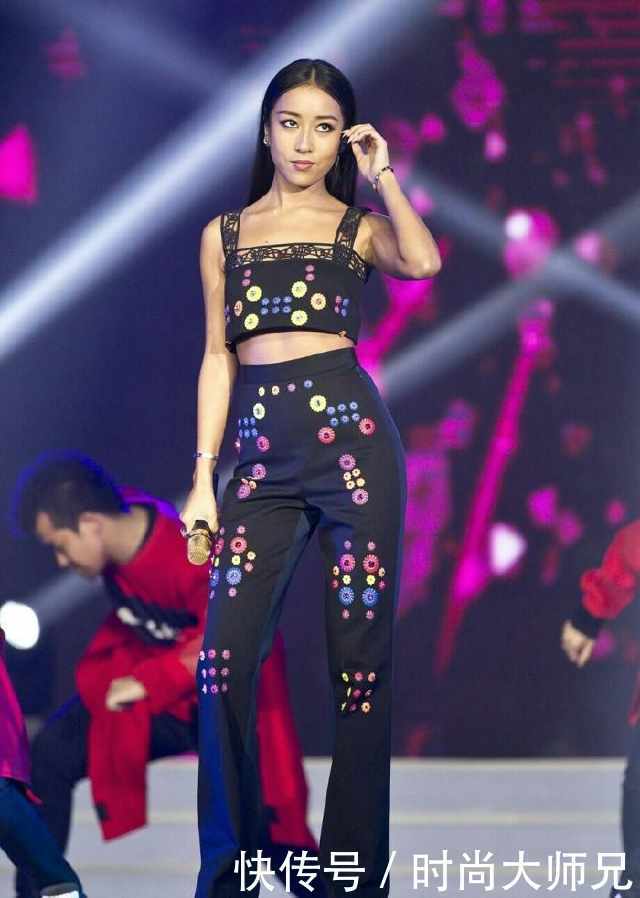 吉克隽逸这裤子穿得太豪放了吧,网友目光全被其裤子锁定了