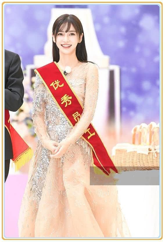 杨颖和昆凌都是模特出身,可同穿裸色裙,身材竟完全不在一个调上