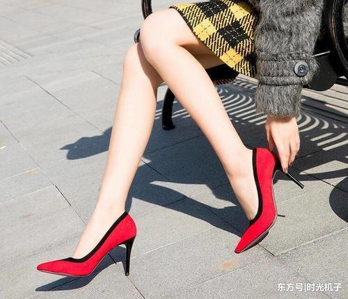 性感的尖头充满诱惑,高跟鞋彰显摇曳的身姿