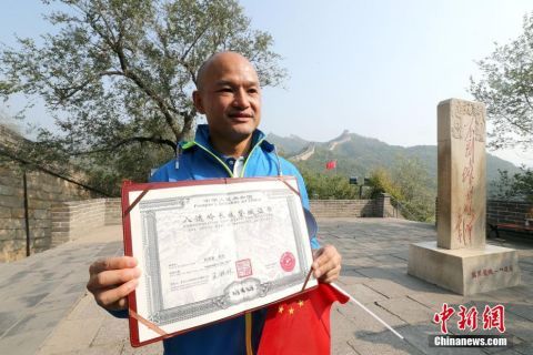  【警长】香港警队代表登长城 ＂光头警长＂长城上奔跑