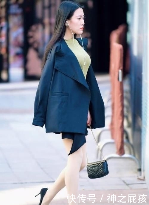 「凸显」肉色丝袜是冬季美女们必备的光腿神器,保暖又凸显美腿颀长