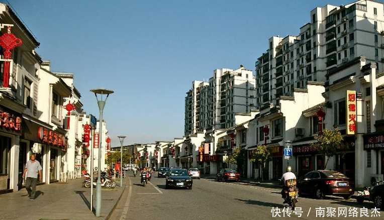 该城市比深圳还要富裕，干净程度赶上日本，却依旧是一个小县城