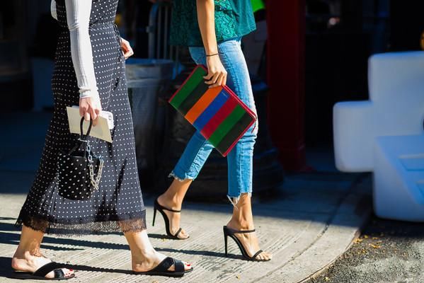 炎夏入秋别忙着买买买，今年的流行单品还是它：九分蓝色牛仔裤好