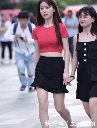 红色|红色短袖搭配时尚小黑裙,高挑身材魅力尽显!