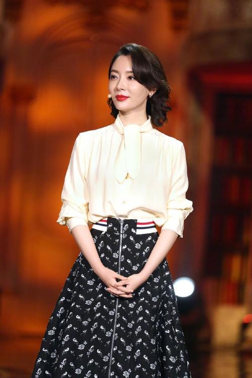 41岁陈数一袭靓丽打扮亮相，牵手儿子如姐弟！完全看不出年龄差啊