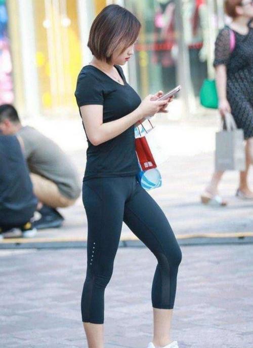 紧身打底裤:天生丽质的美女,展现曼妙姿态,穿出优雅女人味!