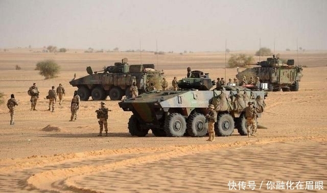 『打击恐怖』北约大国两架军机空中相撞,飞机残骸散落一地,13名士兵当场丧生